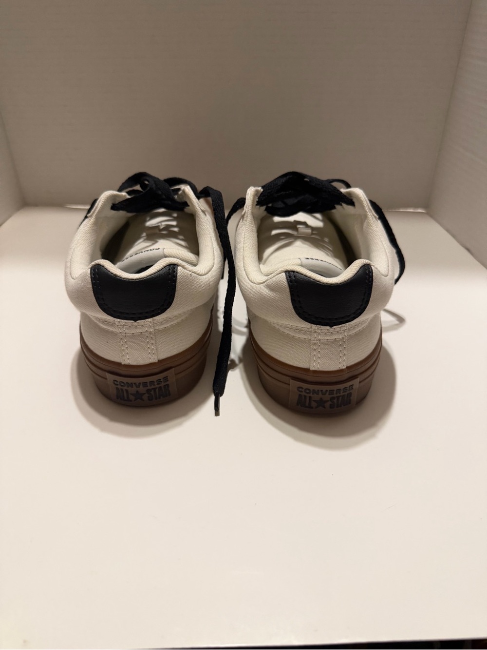 Converse Men’s White Canvas Sneakers with Gum Sole Size 9 - Picture 3 of 5